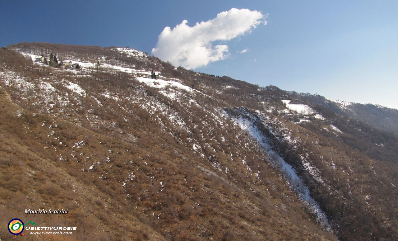 24 Sul sentiero 823, panorama verso il Pizzo....JPG